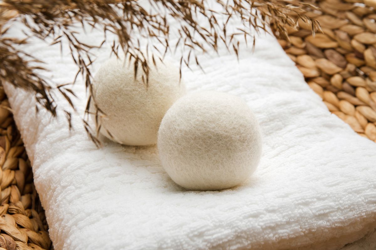 A Guide To The Best Essential Oils For Dryer Balls And How To Use Them